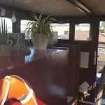 Captain\'S Cabin: Cosy Flat On A House Boat