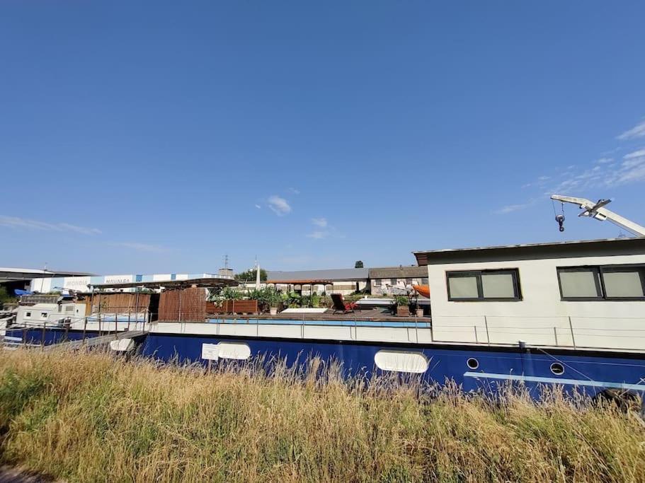 Botel Captain's Cabin: Cosy Flat On A House Boat *