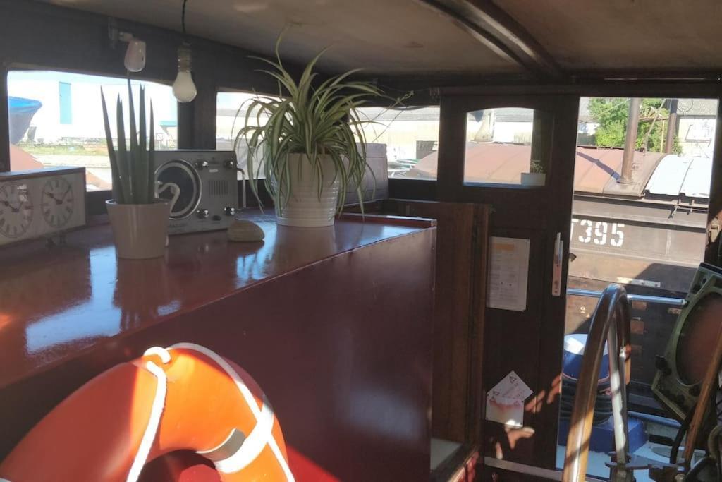 Captain's Cabin: Cosy Flat On A House Boat Botel *