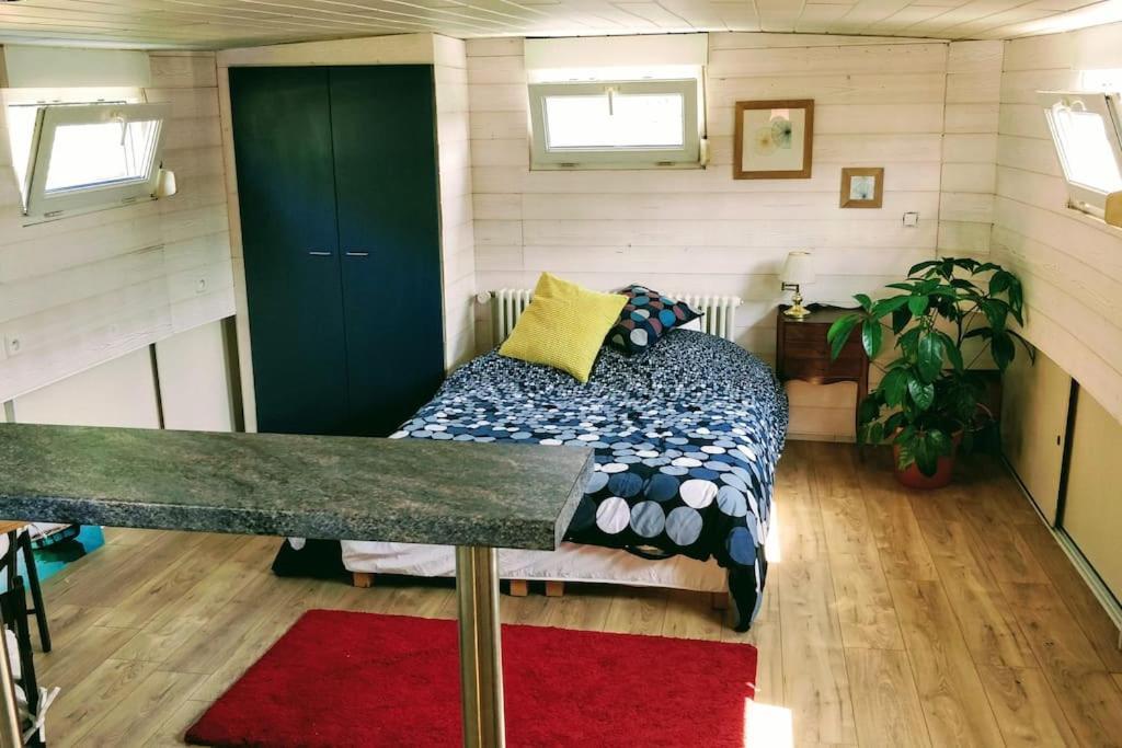 Captain's Cabin: Cosy Flat On A House Boat *