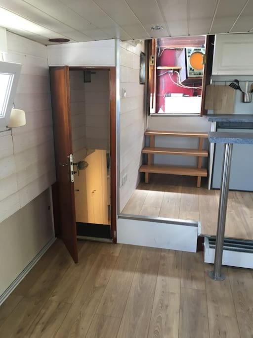 Captain's Cabin: Cosy Flat On A House Boat Botel